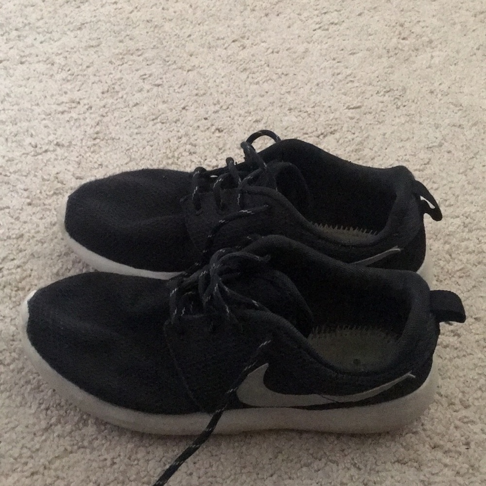 Black/ White Nike Roshes